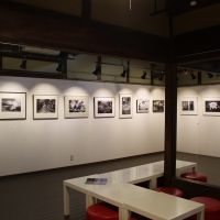 白黒写真が並んでおり、中には楽しい作品も。